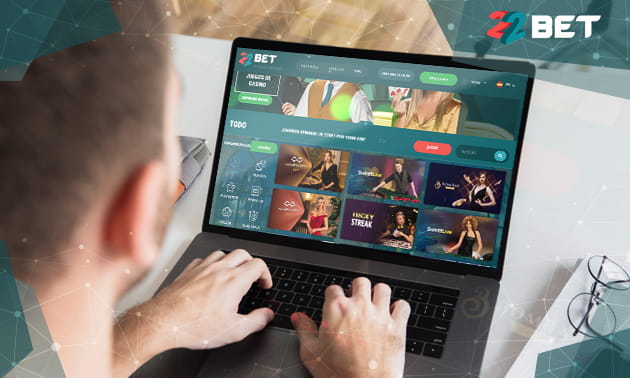 Una persona jugando en el casino online 22bet.